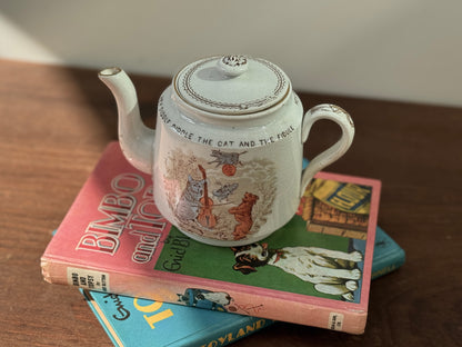 19世紀後期 ヴィクトリア時代の子供用ティーポット 「Hey Diddle Diddle」猫モチーフ｜ウィッタカー社（Whittaker & Co）1888年登録デザイン