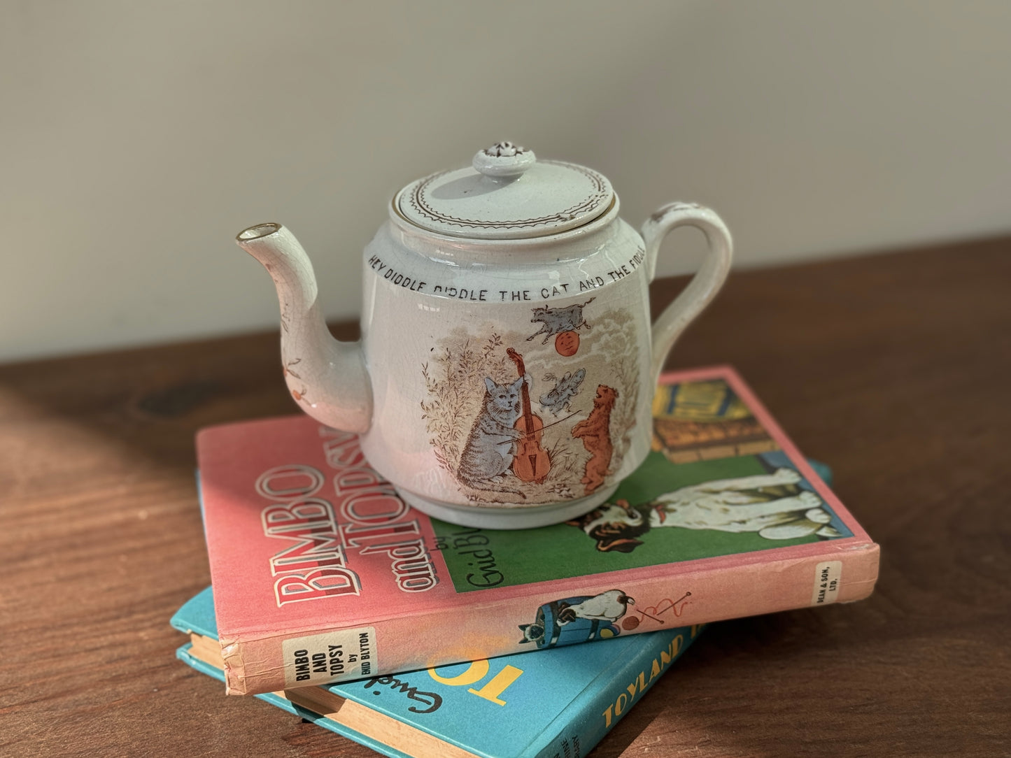 19世紀後期 ヴィクトリア時代の子供用ティーポット 「Hey Diddle Diddle」猫モチーフ｜ウィッタカー社（Whittaker & Co）1888年登録デザイン