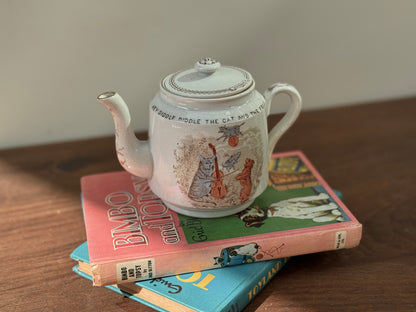 19世紀後期 ヴィクトリア時代の子供用ティーポット 「Hey Diddle Diddle」猫モチーフ｜ウィッタカー社（Whittaker & Co）1888年登録デザイン