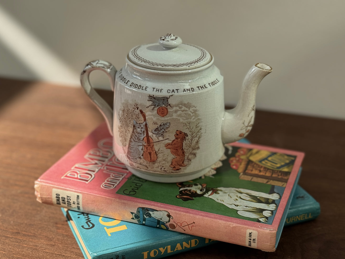 19世紀後期 ヴィクトリア時代の子供用ティーポット 「Hey Diddle Diddle」猫モチーフ｜ウィッタカー社（Whittaker & Co）1888年登録デザイン