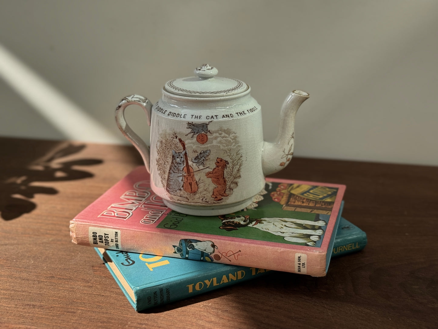 19世紀後期 ヴィクトリア時代の子供用ティーポット 「Hey Diddle Diddle」猫モチーフ｜ウィッタカー社（Whittaker & Co）1888年登録デザイン