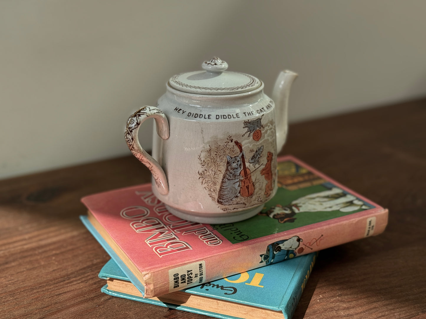 19世紀後期 ヴィクトリア時代の子供用ティーポット 「Hey Diddle Diddle」猫モチーフ｜ウィッタカー社（Whittaker & Co）1888年登録デザイン