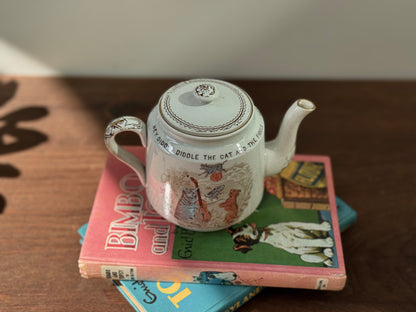 19世紀後期 ヴィクトリア時代の子供用ティーポット 「Hey Diddle Diddle」猫モチーフ｜ウィッタカー社（Whittaker & Co）1888年登録デザイン