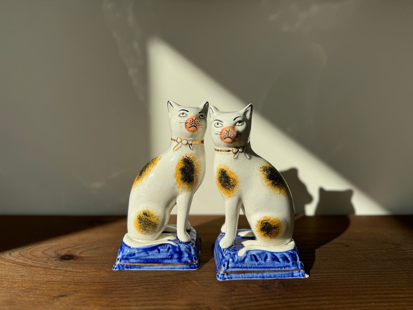 ヴィクトリア朝風スタッフォードシャーキャットのペア｜ピンクのマズル（大きめ、18cm）