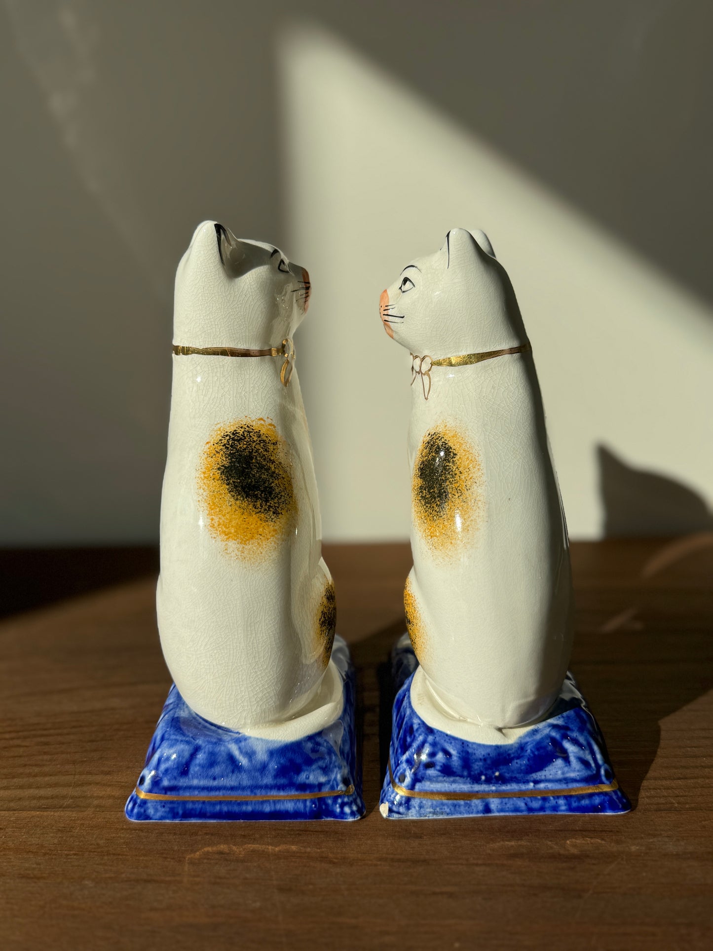 ヴィクトリア朝風スタッフォードシャーキャットのペア｜ピンクのマズル（大きめ、18cm）