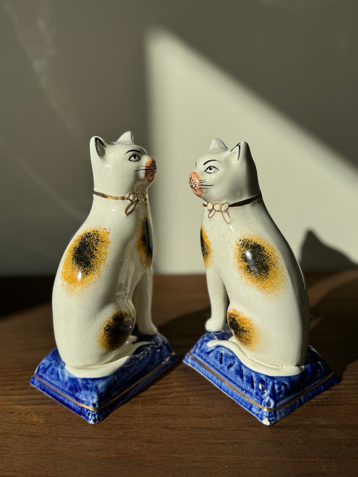 ヴィクトリア朝風スタッフォードシャーキャットのペア｜ピンクのマズル（大きめ、18cm）