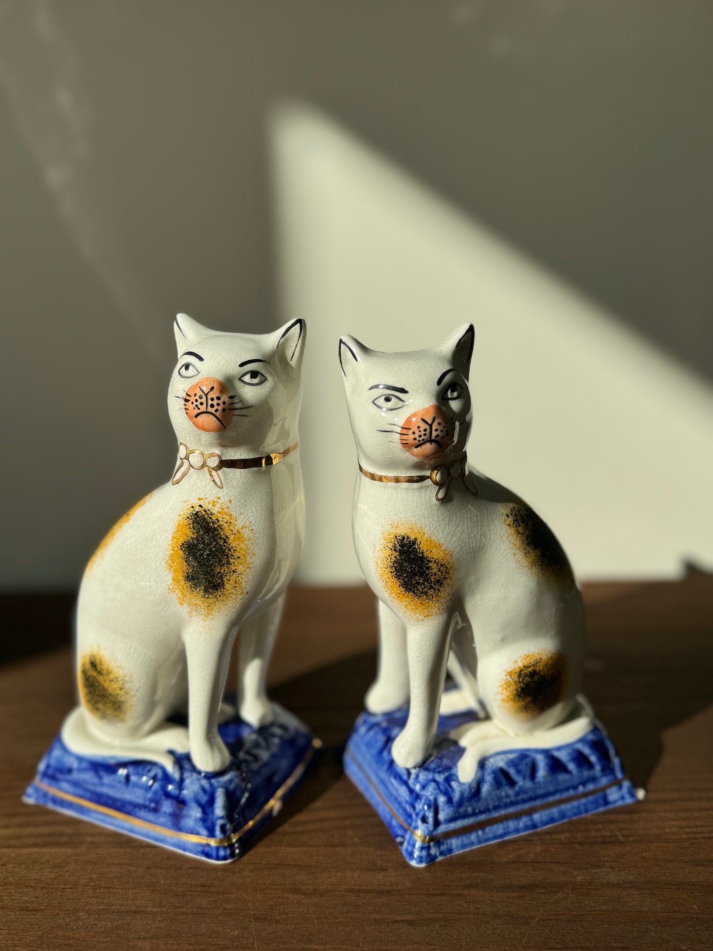 ヴィクトリア朝風スタッフォードシャーキャットのペア｜ピンクのマズル（大きめ、18cm）
