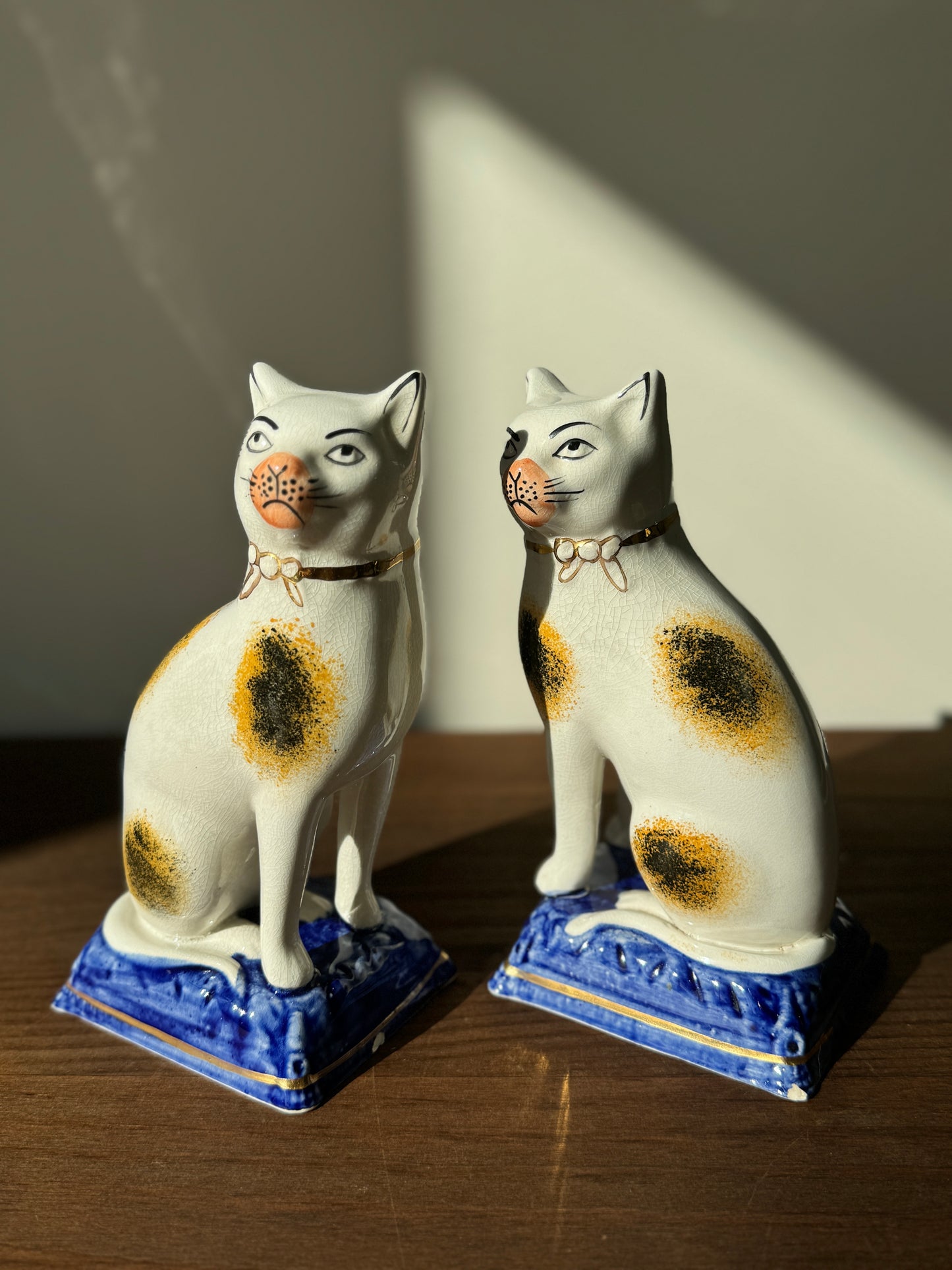 ヴィクトリア朝風スタッフォードシャーキャットのペア｜ピンクのマズル（大きめ、18cm）
