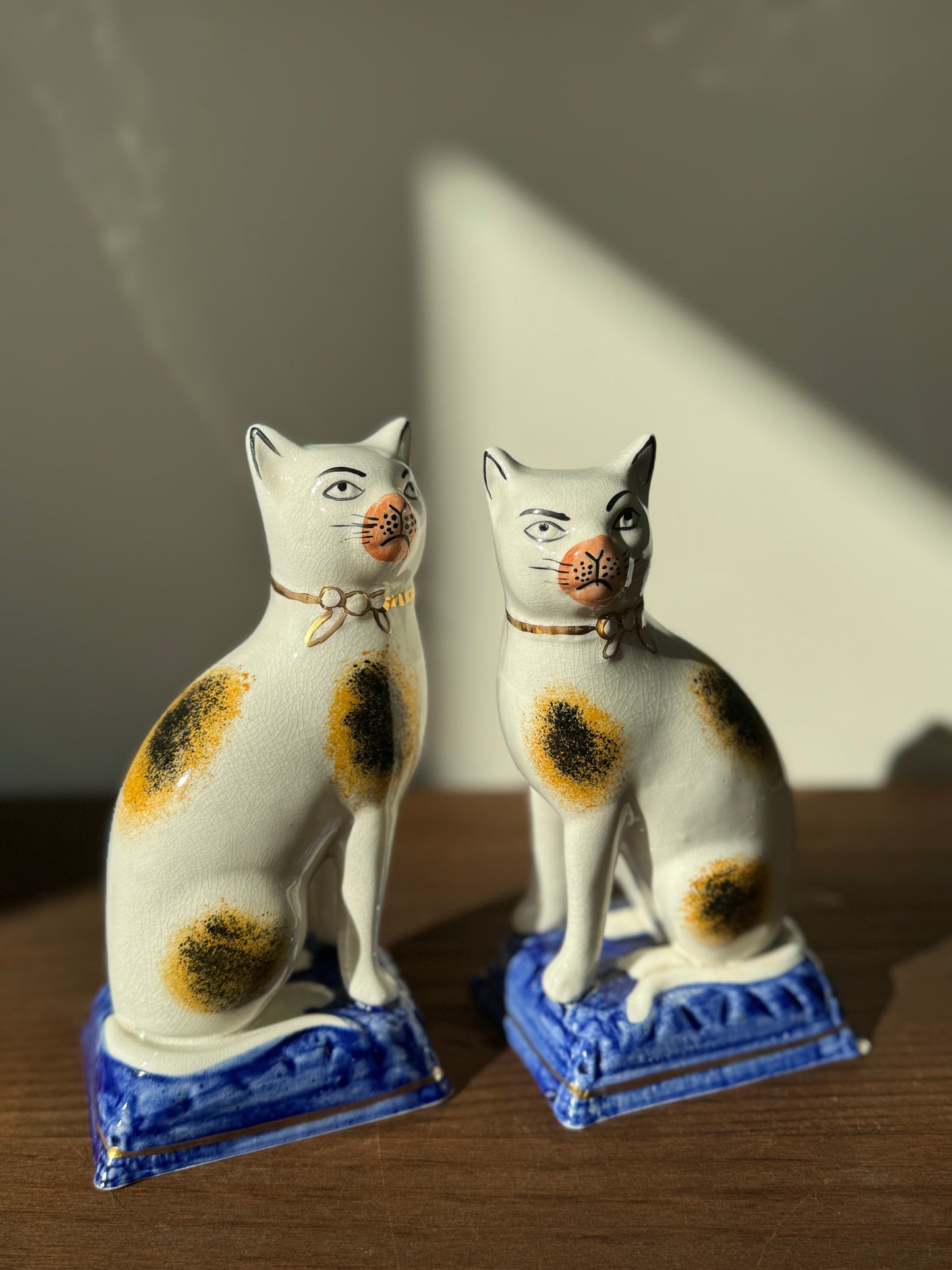 ヴィクトリア朝風スタッフォードシャーキャットのペア｜ピンクのマズル（大きめ、18cm）