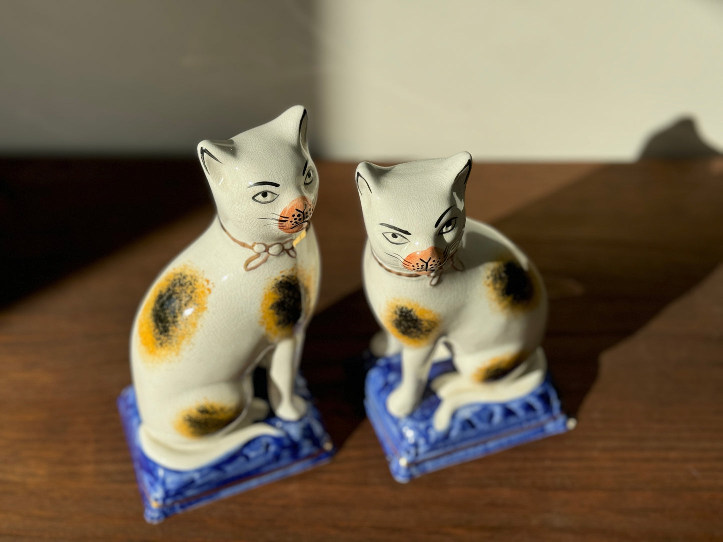 ヴィクトリア朝風スタッフォードシャーキャットのペア｜ピンクのマズル（大きめ、18cm）