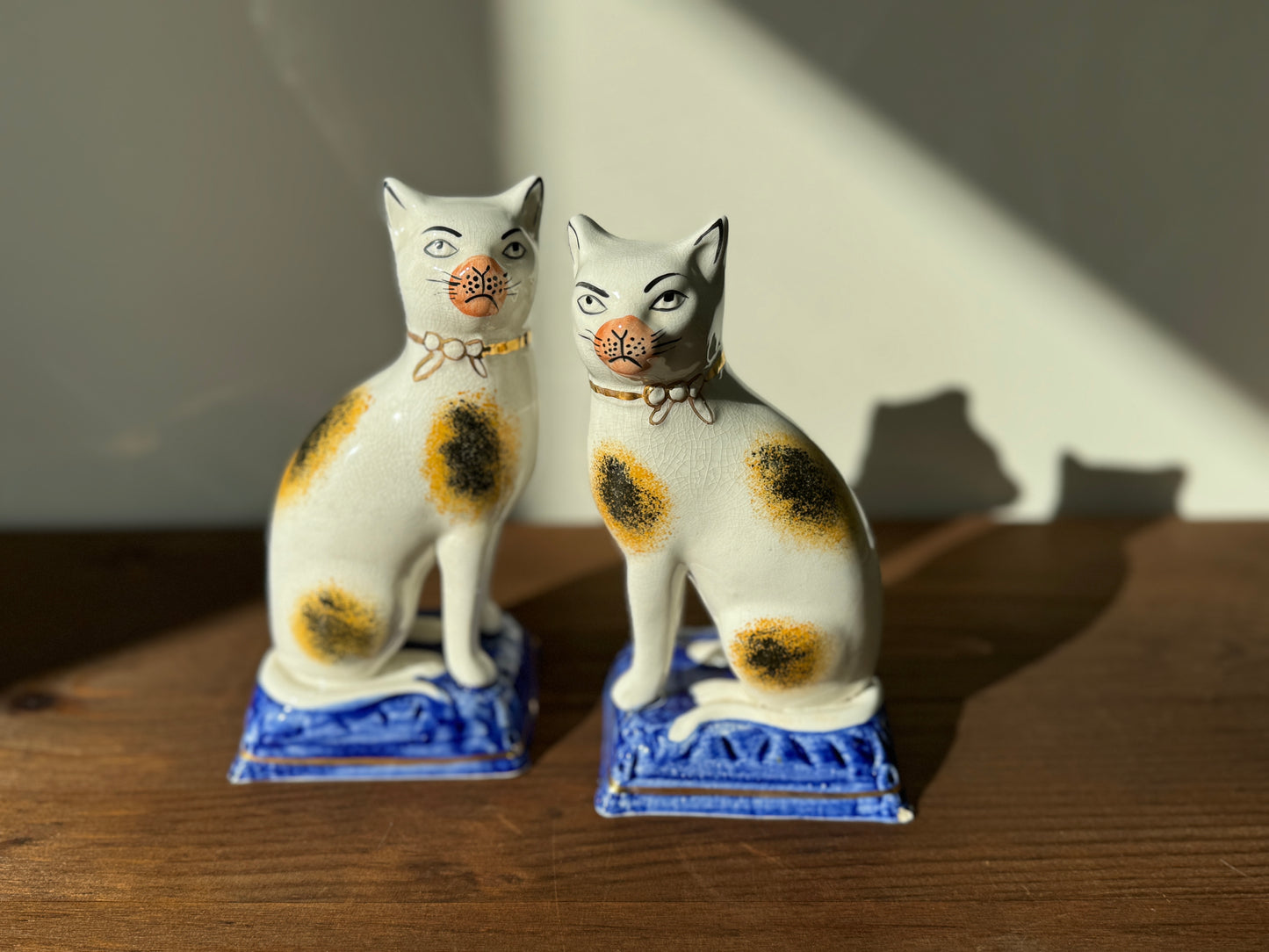 ヴィクトリア朝風スタッフォードシャーキャットのペア｜ピンクのマズル（大きめ、18cm）