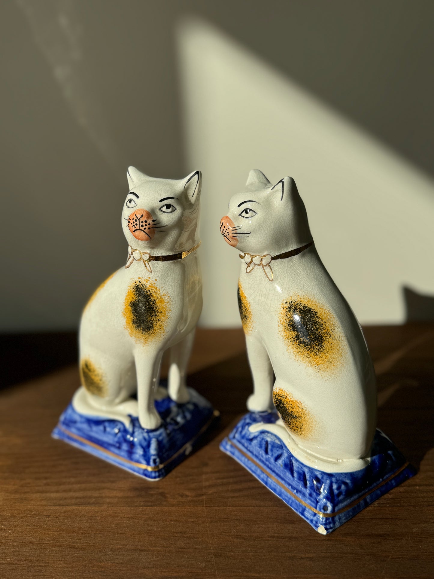 ヴィクトリア朝風スタッフォードシャーキャットのペア｜ピンクのマズル（大きめ、18cm）