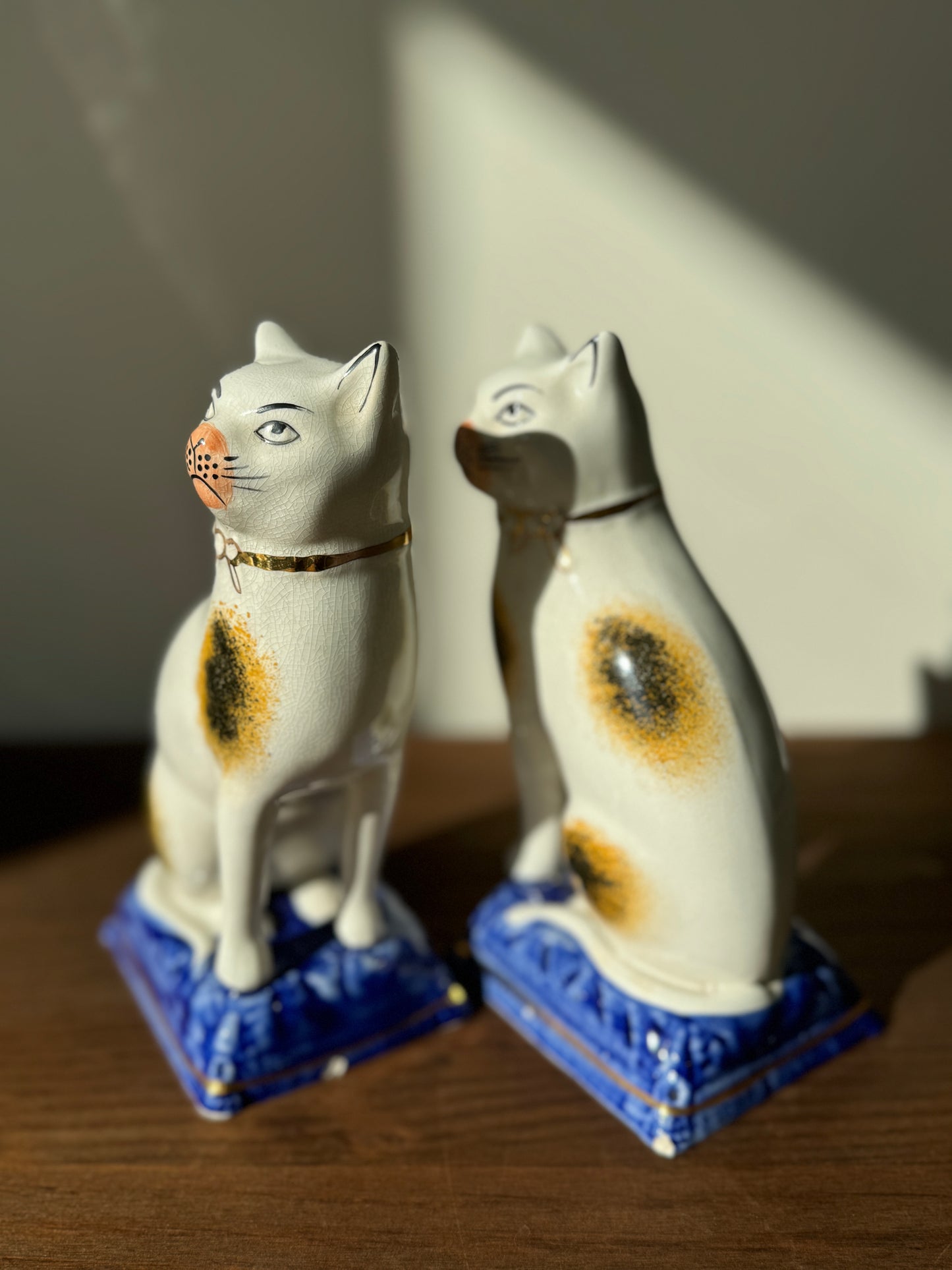ヴィクトリア朝風スタッフォードシャーキャットのペア｜ピンクのマズル（大きめ、18cm）