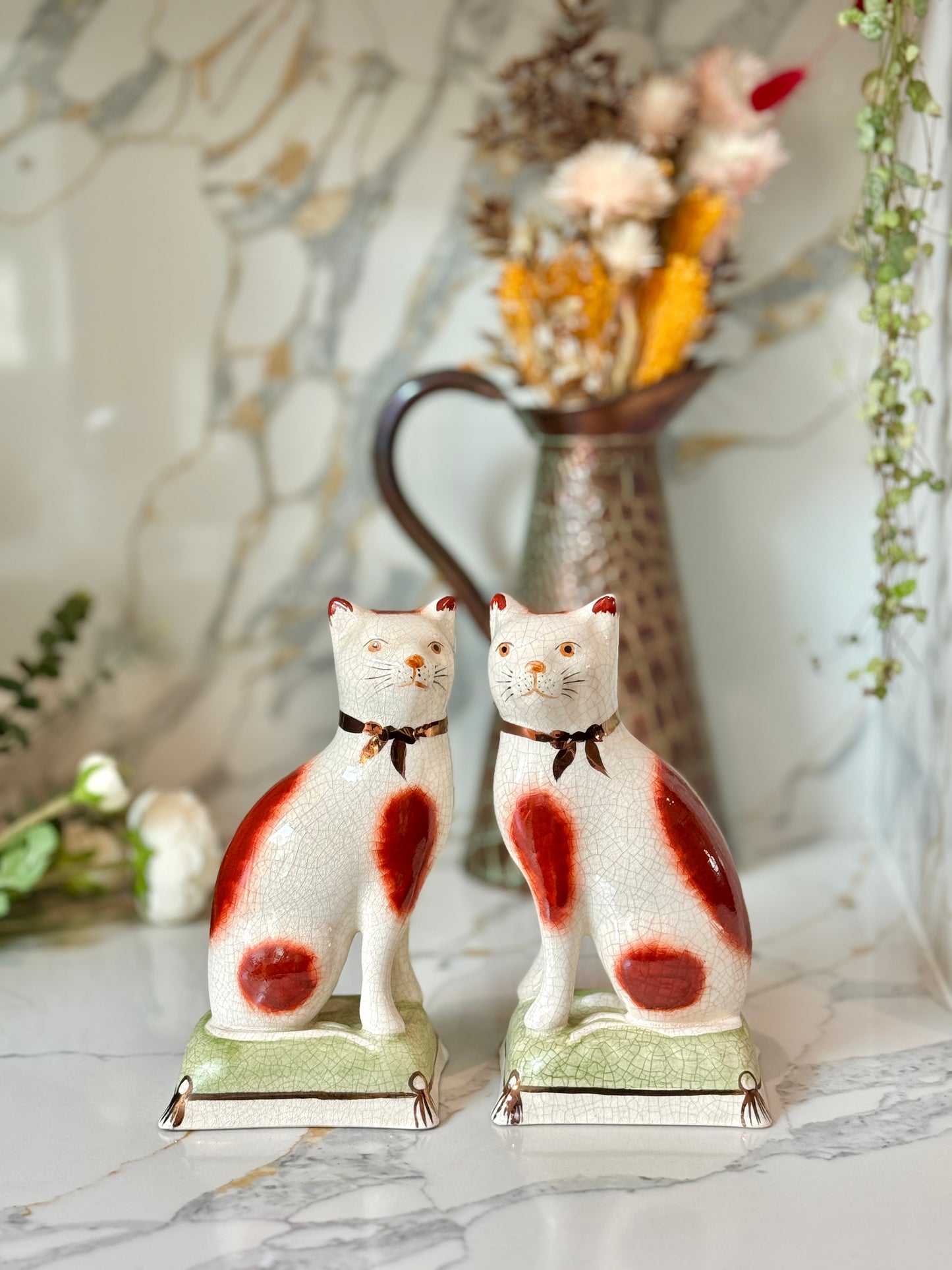 ウィリアム・ケント社、スタッフォードシャーキャットのペア | 赤茶色の柄 & グリーンクッション、C.1950年代