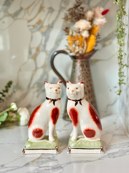 ウィリアム・ケント社、スタッフォードシャーキャットのペア | 赤茶色の柄 & グリーンクッション、C.1950年代