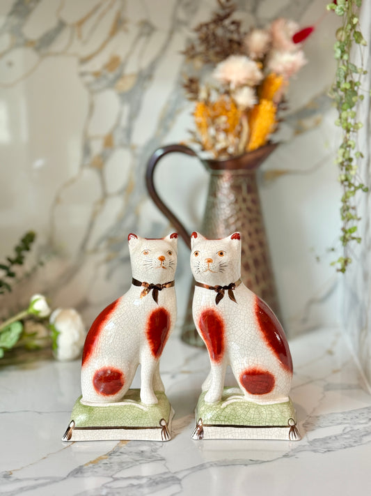 ウィリアム・ケント社、スタッフォードシャーキャットのペア | 赤茶色の柄 & グリーンクッション、C.1950年代