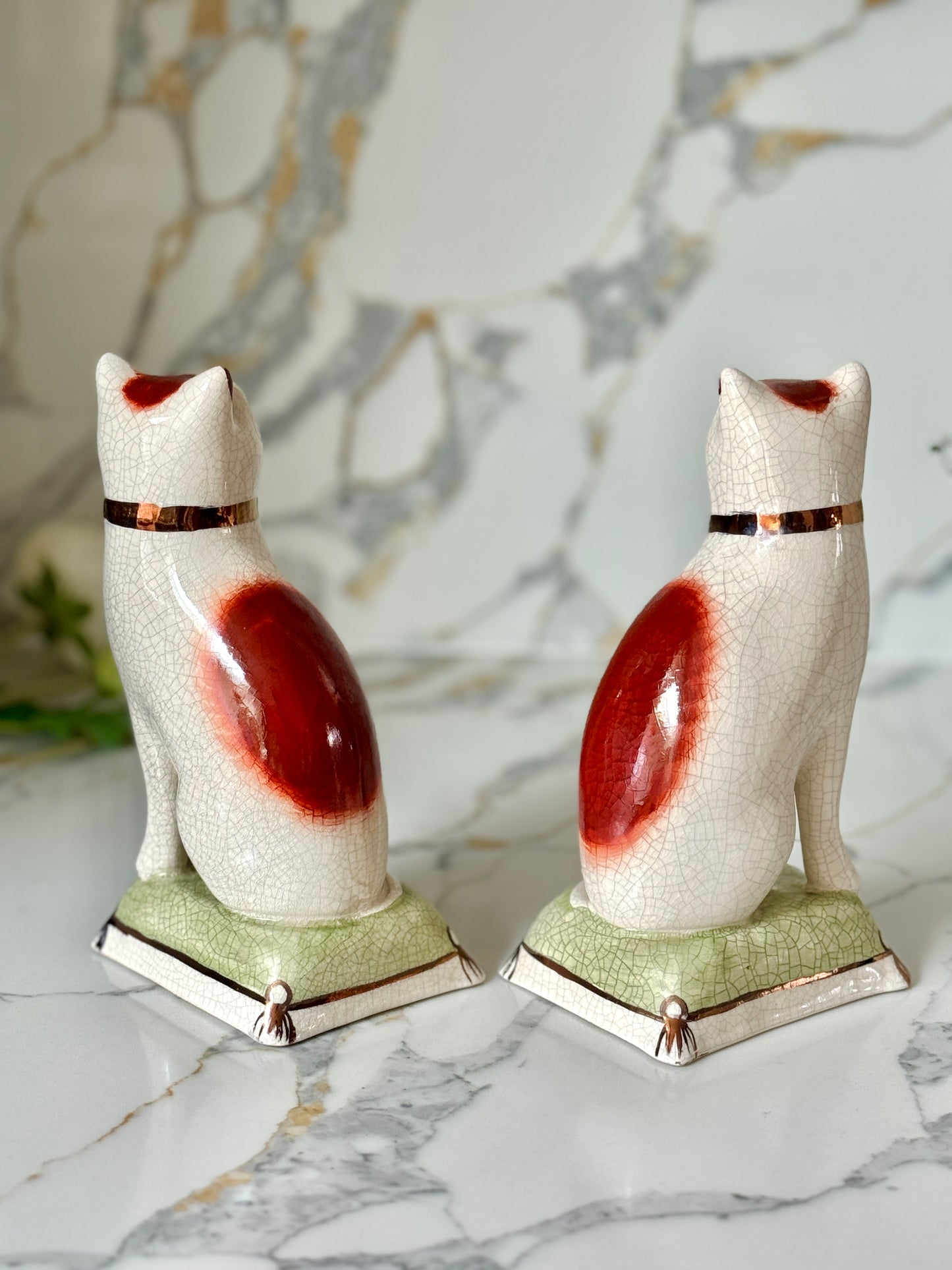 ウィリアム・ケント社、スタッフォードシャーキャットのペア | 赤茶色の柄 & グリーンクッション、C.1950年代