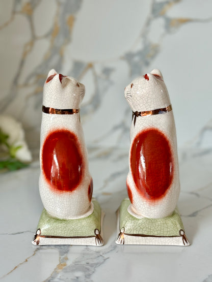 ウィリアム・ケント社、スタッフォードシャーキャットのペア | 赤茶色の柄 & グリーンクッション、C.1950年代