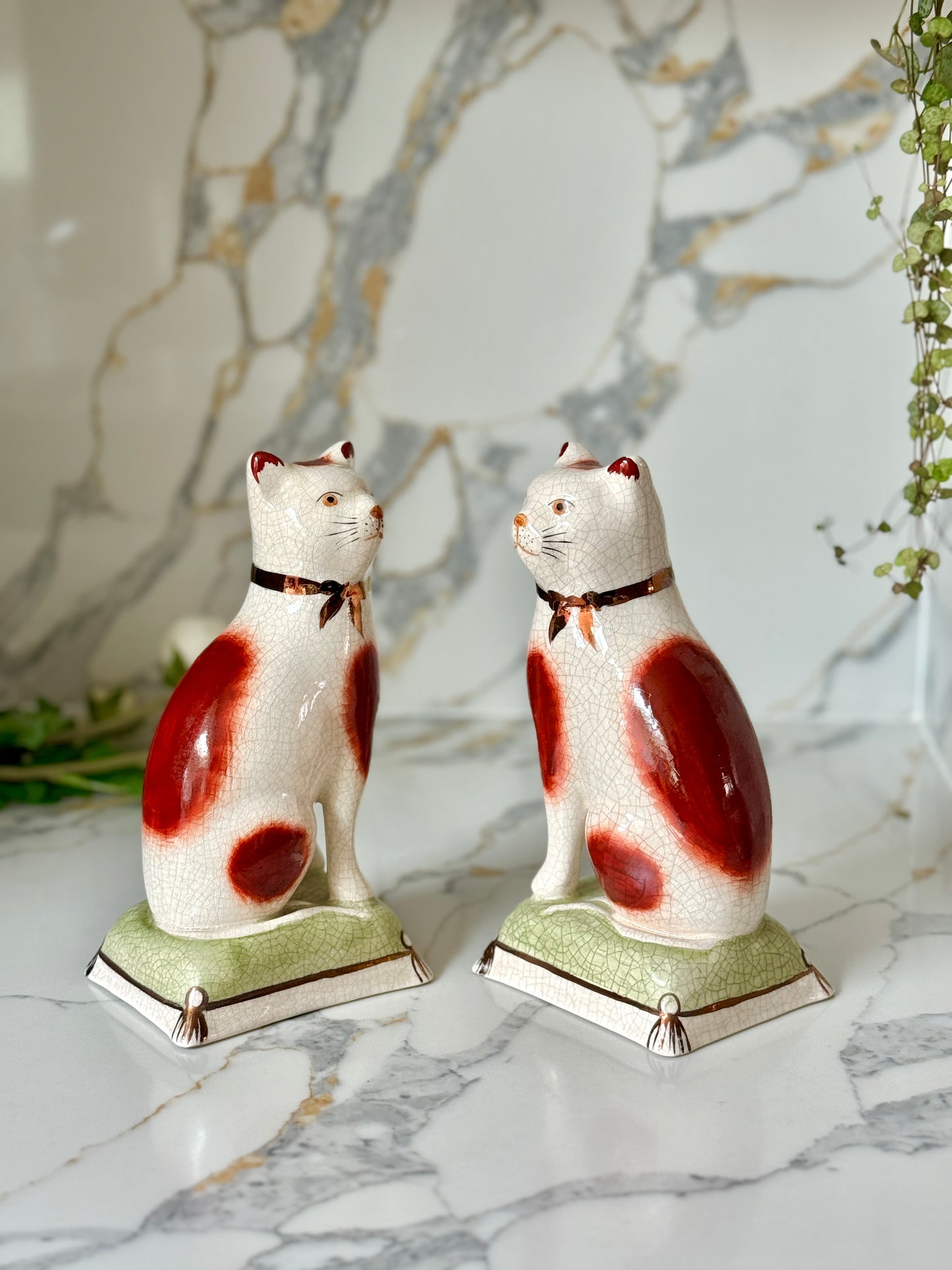 ウィリアム・ケント社、スタッフォードシャーキャットのペア | 赤茶色の柄 & グリーンクッション、C.1950年代