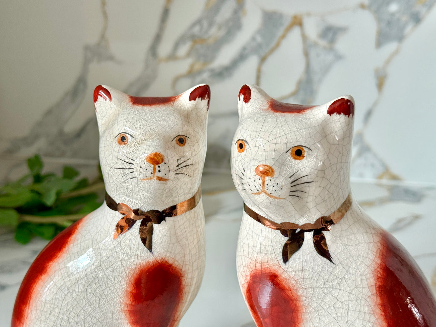 ウィリアム・ケント社、スタッフォードシャーキャットのペア | 赤茶色の柄 & グリーンクッション、C.1950年代