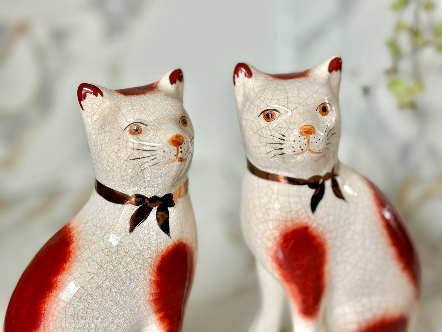 ウィリアム・ケント社、スタッフォードシャーキャットのペア | 赤茶色の柄 & グリーンクッション、C.1950年代