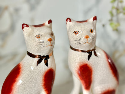 ウィリアム・ケント社、スタッフォードシャーキャットのペア | 赤茶色の柄 & グリーンクッション、C.1950年代