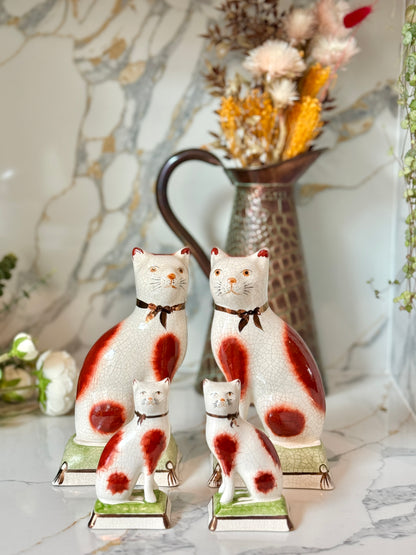 ウィリアム・ケント社、スタッフォードシャーキャットのペア | 赤茶色の柄 & グリーンクッション、C.1950年代