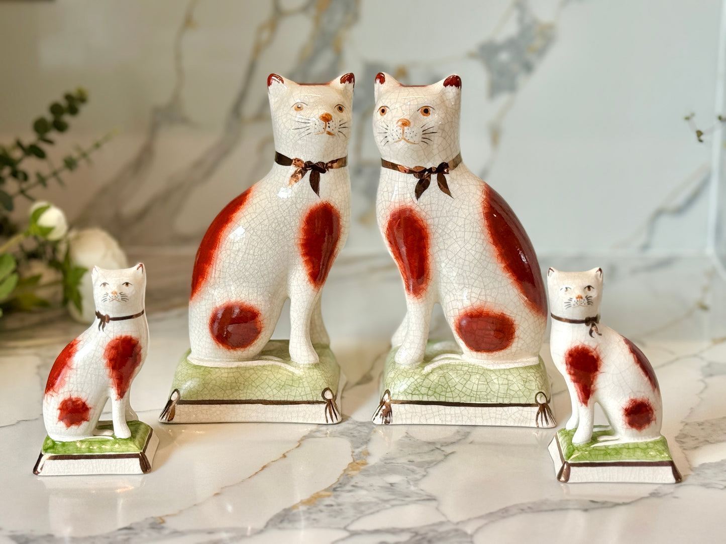 ウィリアム・ケント社、スタッフォードシャーキャットのペア | 赤茶色の柄 & グリーンクッション、C.1950年代