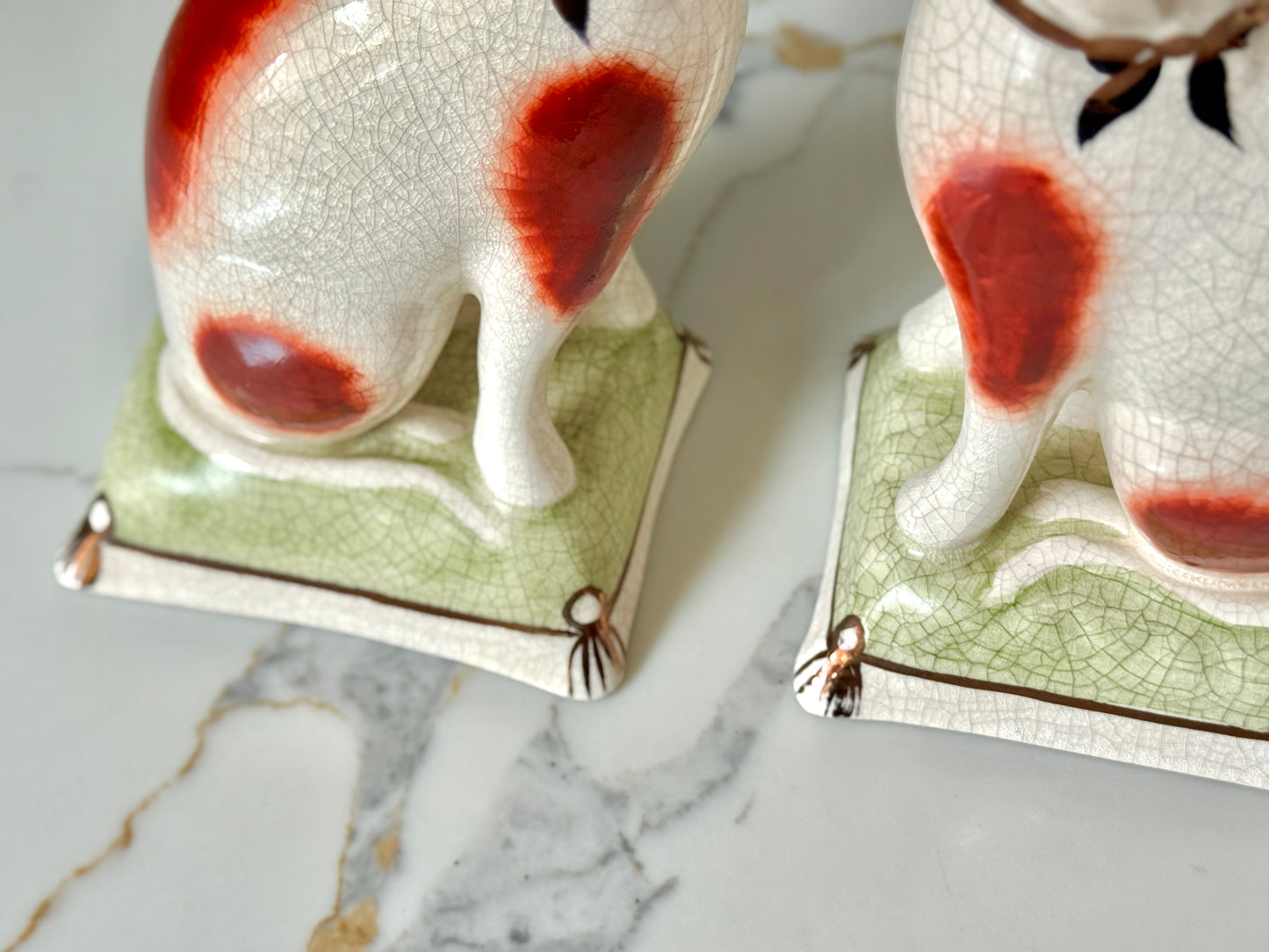 ウィリアム・ケント社、スタッフォードシャーキャットのペア | 赤茶色の柄 & グリーンクッション、C.1950年代