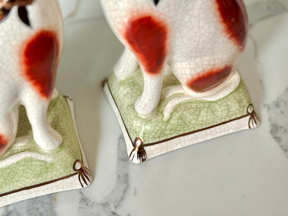 ウィリアム・ケント社、スタッフォードシャーキャットのペア | 赤茶色の柄 & グリーンクッション、C.1950年代