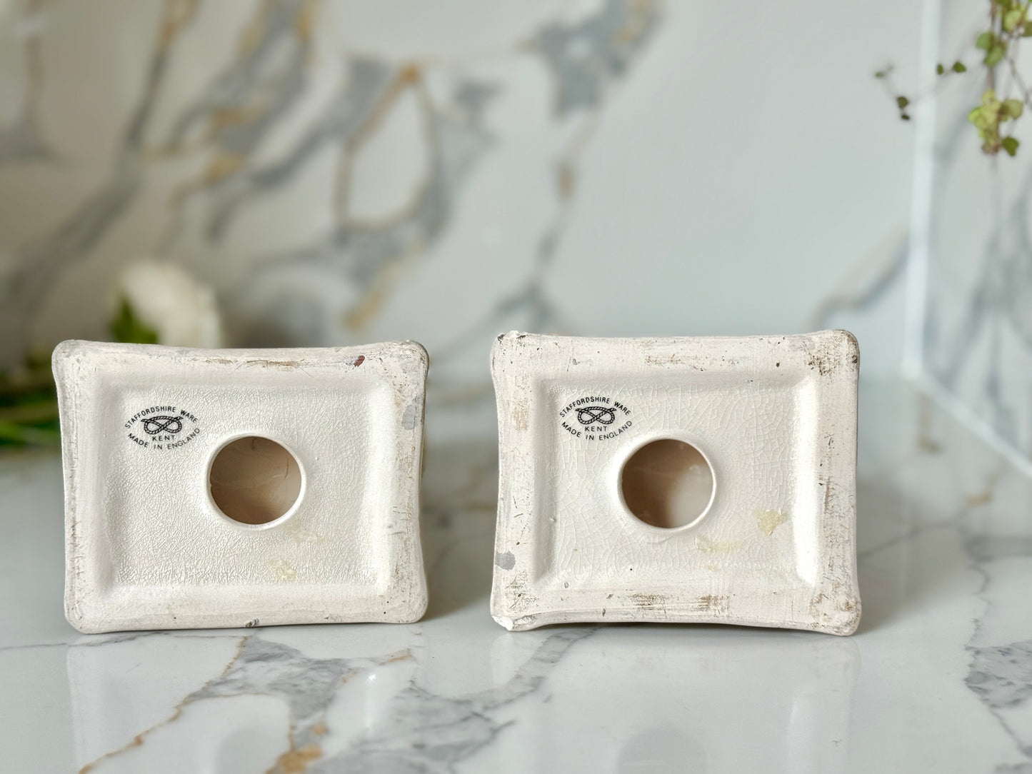 ウィリアム・ケント社、スタッフォードシャーキャットのペア | 赤茶色の柄 & グリーンクッション、C.1950年代