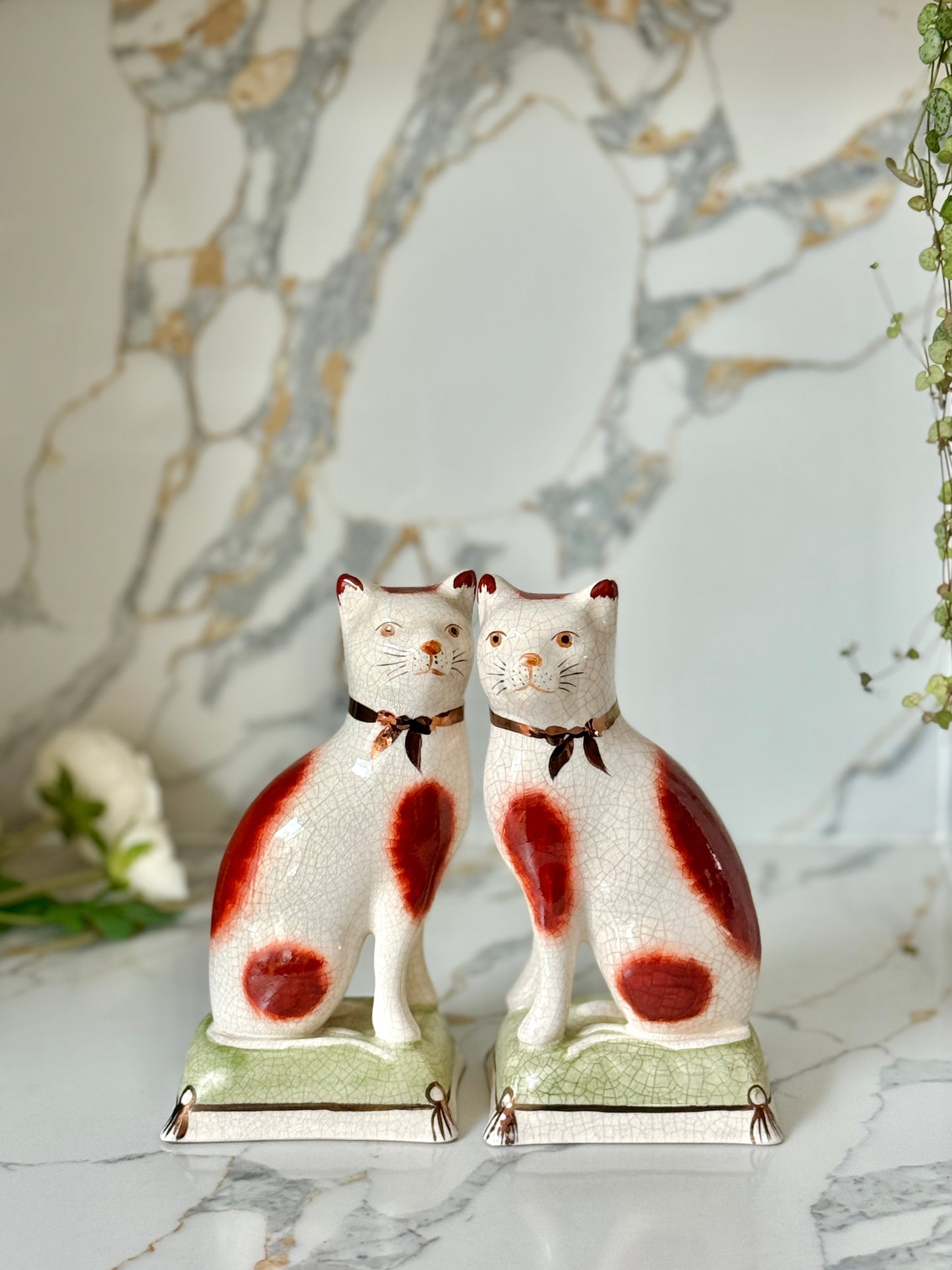 ウィリアム・ケント社、スタッフォードシャーキャットのペア | 赤茶色の柄 & グリーンクッション、C.1950年代