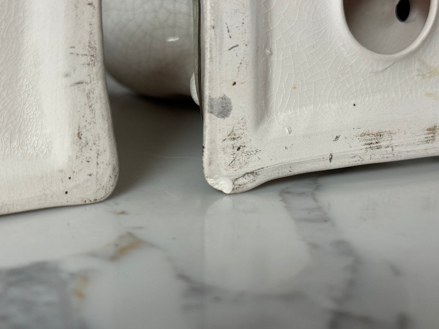 ウィリアム・ケント社、スタッフォードシャーキャットのペア | 赤茶色の柄 & グリーンクッション、C.1950年代