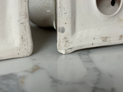 ウィリアム・ケント社、スタッフォードシャーキャットのペア | 赤茶色の柄 & グリーンクッション、C.1950年代