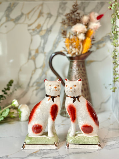 ウィリアム・ケント社、スタッフォードシャーキャットのペア | 赤茶色の柄 & グリーンクッション、C.1950年代