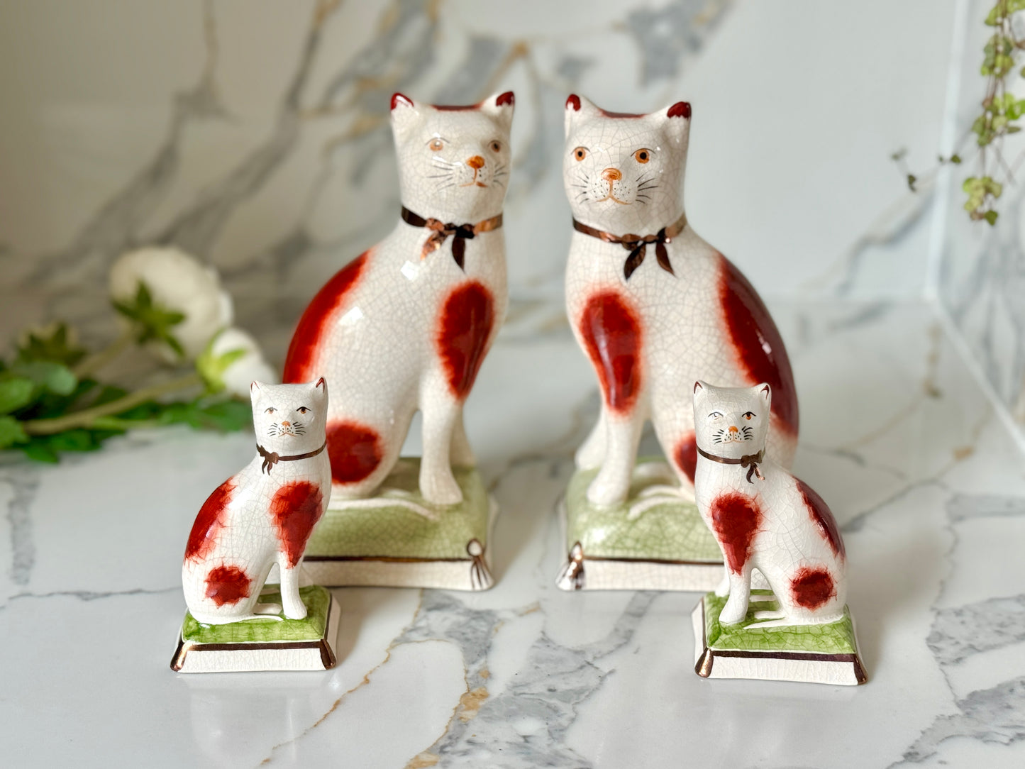 ウィリアム・ケント社、スタッフォードシャーキャットのペア | 赤茶色の柄 & グリーンクッション、C.1950年代