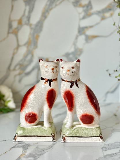 ウィリアム・ケント社、スタッフォードシャーキャットのペア | 赤茶色の柄 & グリーンクッション、C.1950年代