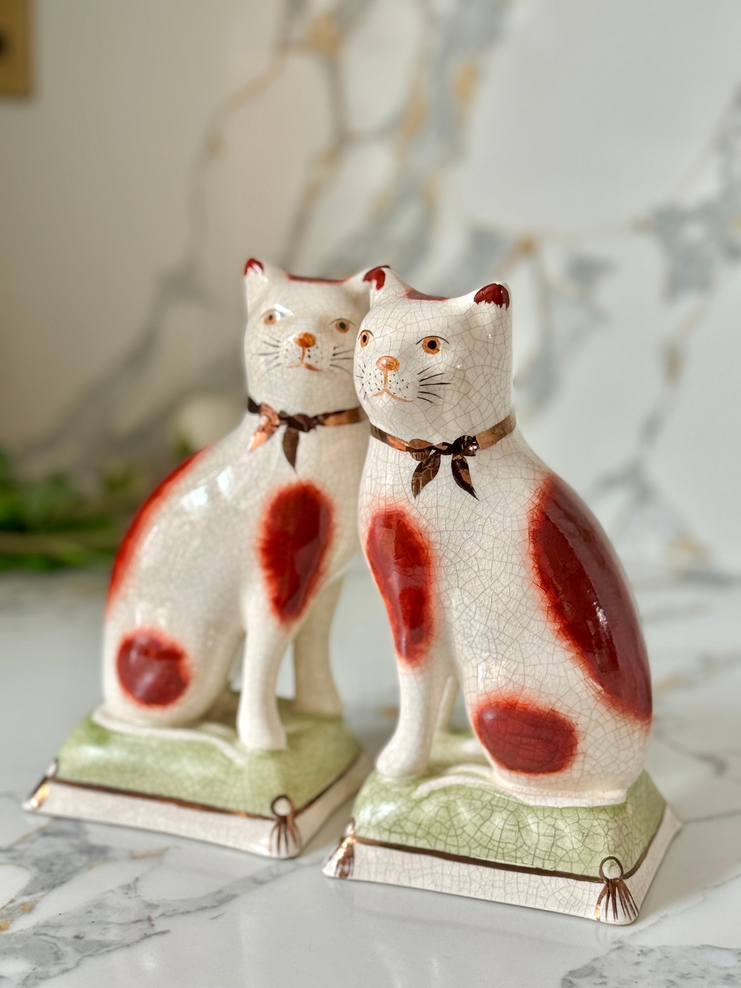 ウィリアム・ケント社、スタッフォードシャーキャットのペア | 赤茶色の柄 & グリーンクッション、C.1950年代