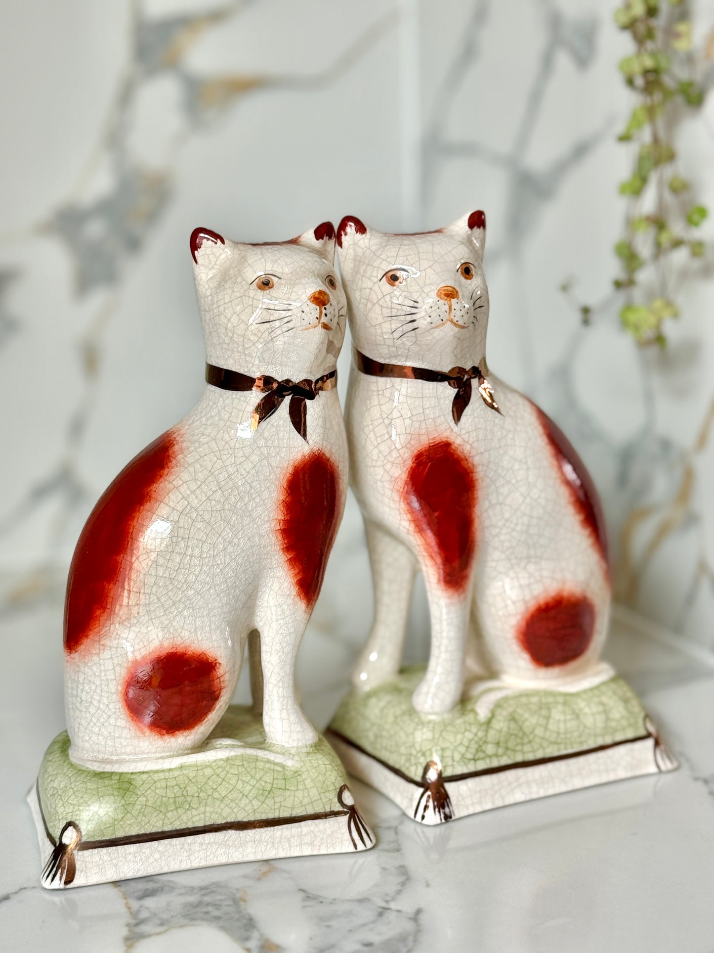 ウィリアム・ケント社、スタッフォードシャーキャットのペア | 赤茶色の柄 & グリーンクッション、C.1950年代