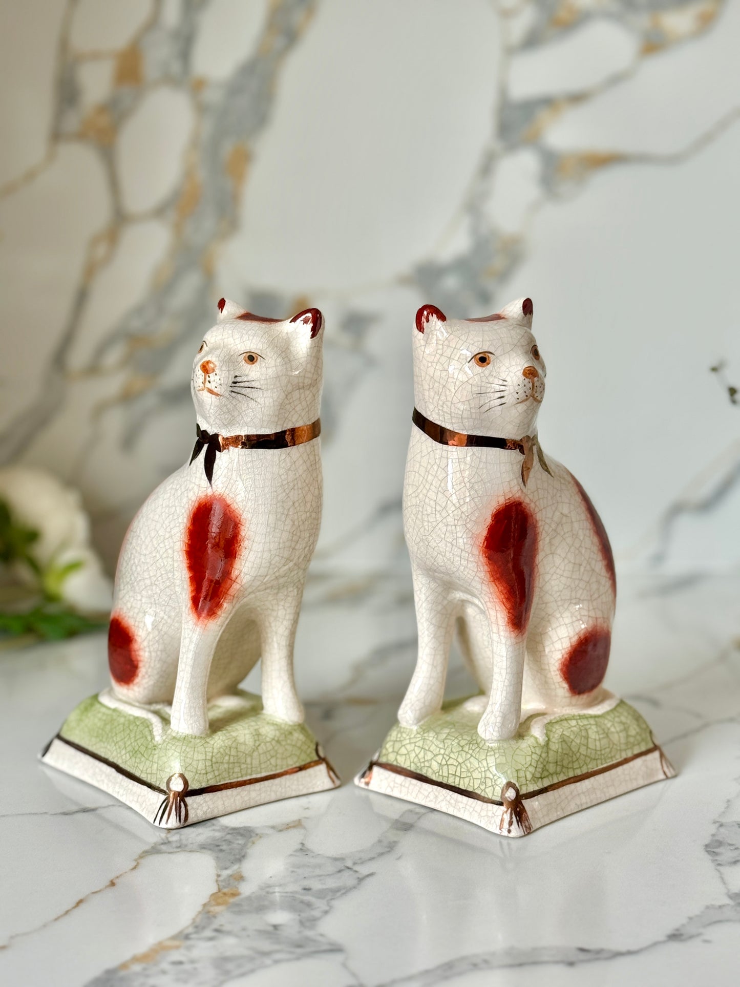 ウィリアム・ケント社、スタッフォードシャーキャットのペア | 赤茶色の柄 & グリーンクッション、C.1950年代