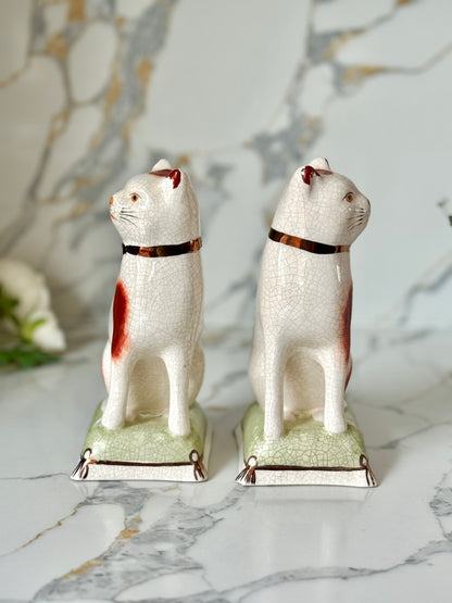 ウィリアム・ケント社、スタッフォードシャーキャットのペア | 赤茶色の柄 & グリーンクッション、C.1950年代