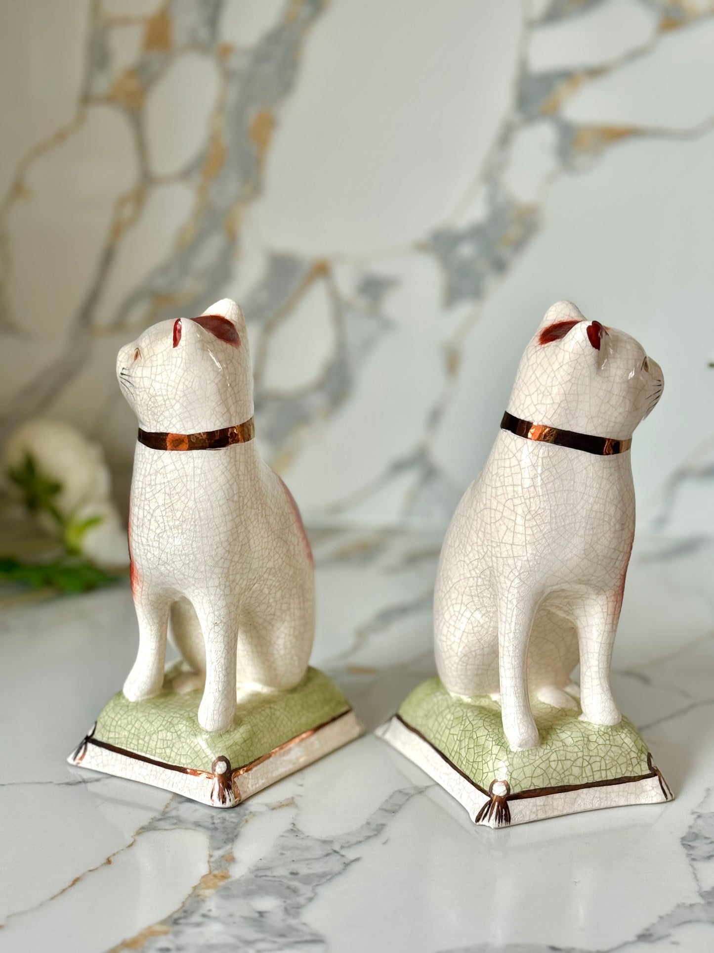 ウィリアム・ケント社、スタッフォードシャーキャットのペア | 赤茶色の柄 & グリーンクッション、C.1950年代