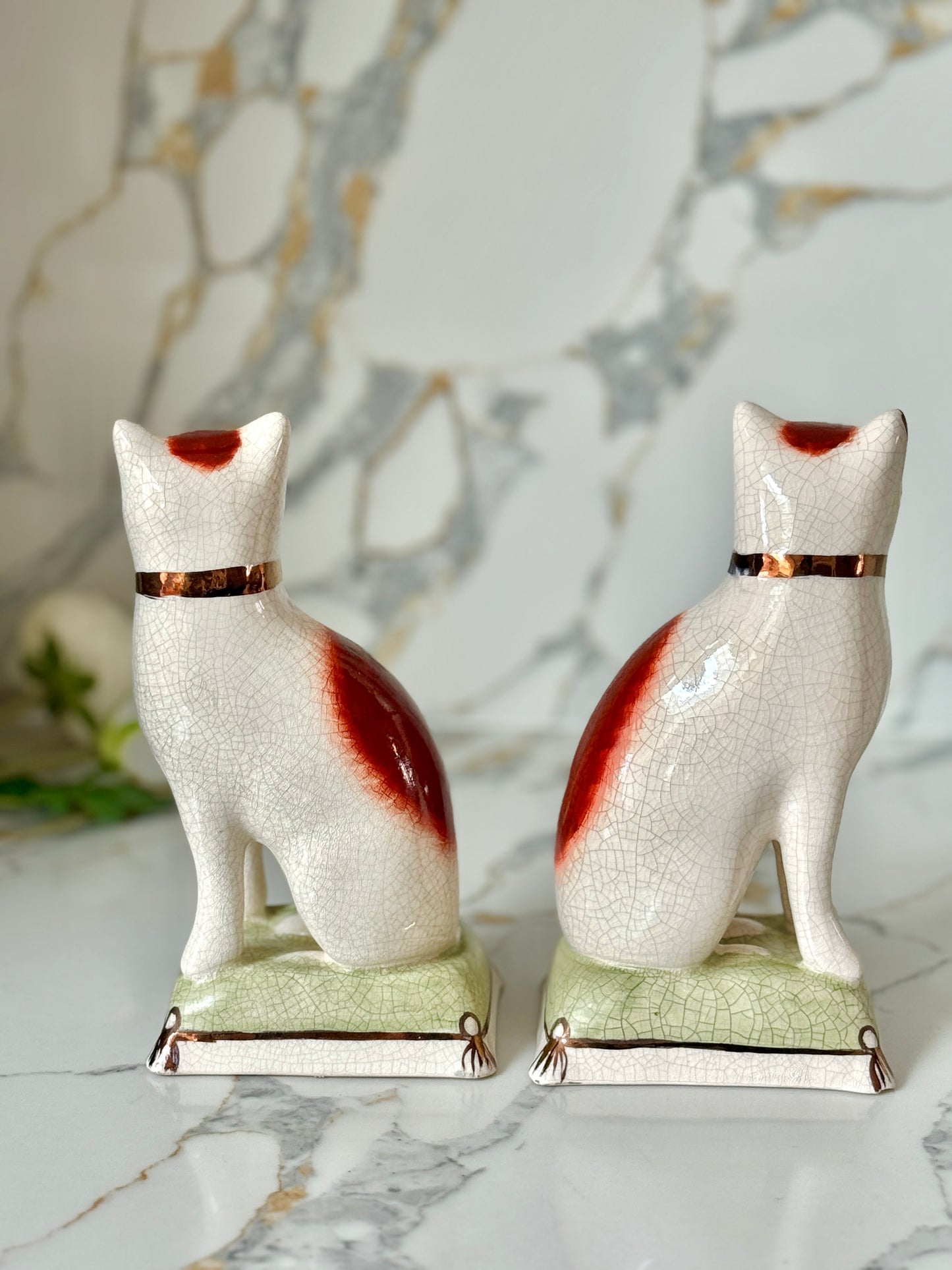 ウィリアム・ケント社、スタッフォードシャーキャットのペア | 赤茶色の柄 & グリーンクッション、C.1950年代