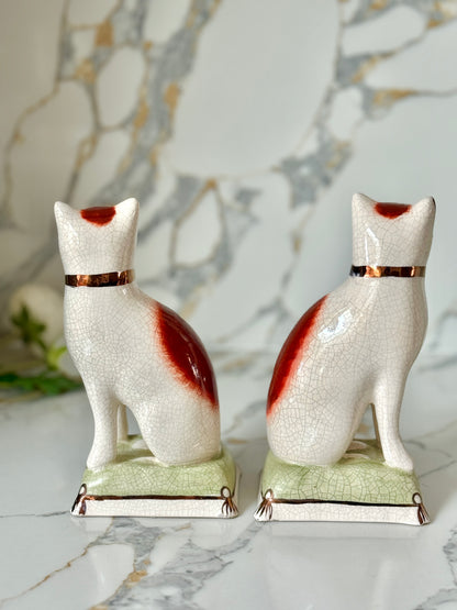 ウィリアム・ケント社、スタッフォードシャーキャットのペア | 赤茶色の柄 & グリーンクッション、C.1950年代