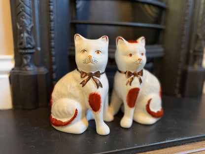 ウィリアム・ケント社、スタッフォードシャーキャットのペア | 赤茶色の柄、C.1940 - 1950年代