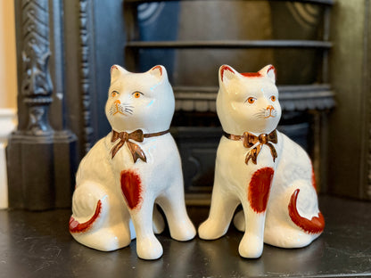 ウィリアム・ケント社、スタッフォードシャーキャットのペア | 赤茶色の柄、C.1940 - 1950年代