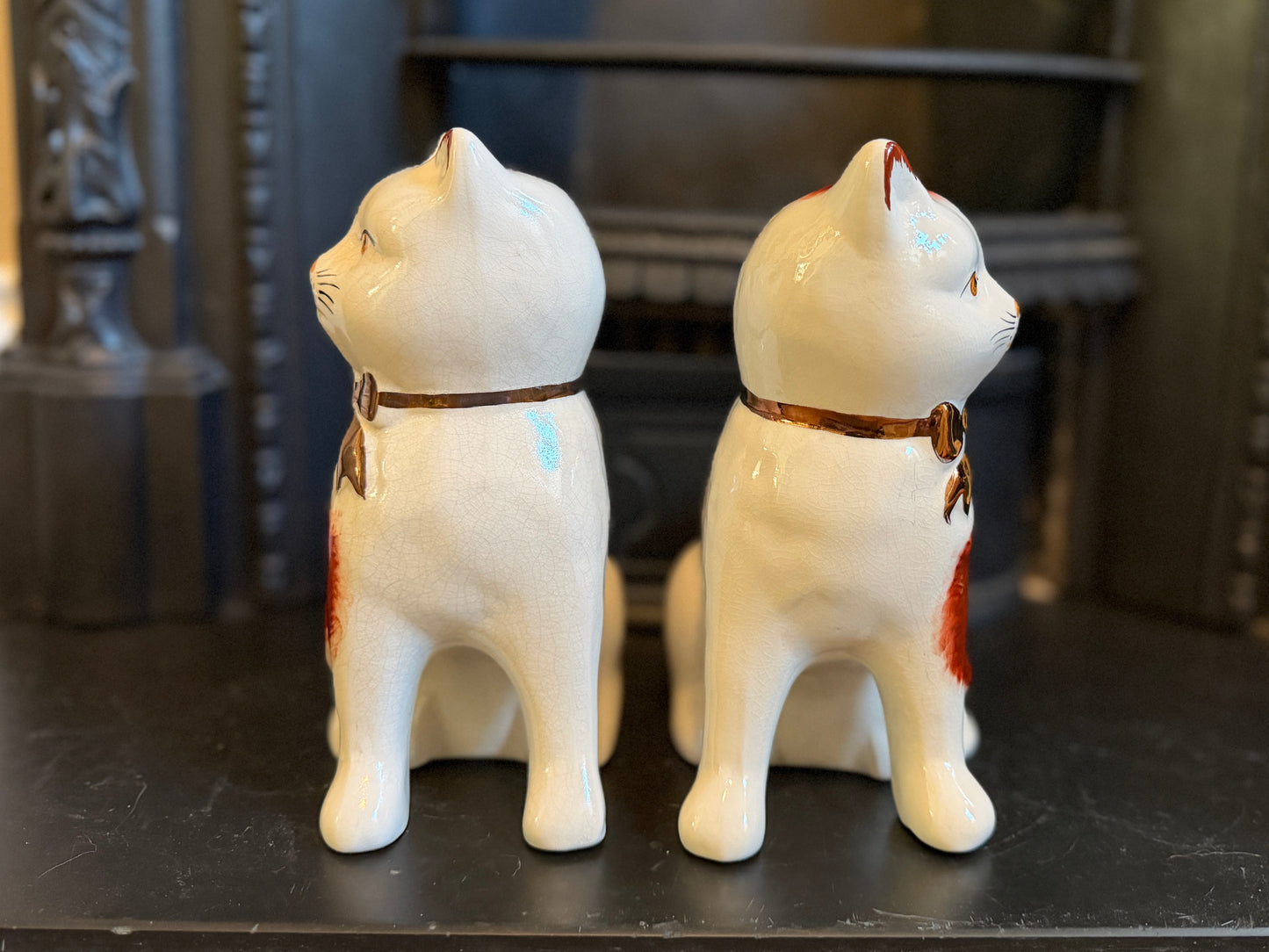 ウィリアム・ケント社、スタッフォードシャーキャットのペア | 赤茶色の柄、C.1940 - 1950年代