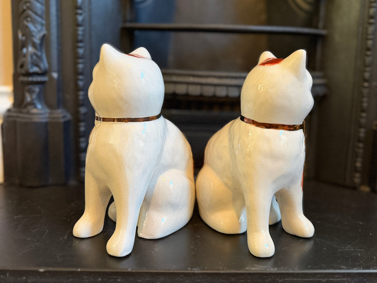 ウィリアム・ケント社、スタッフォードシャーキャットのペア | 赤茶色の柄、C.1940 - 1950年代