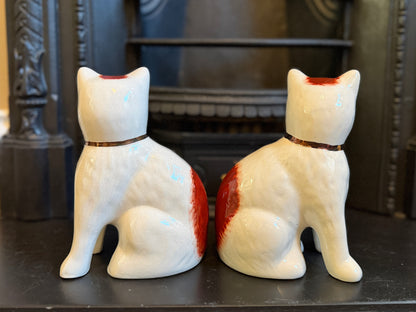 ウィリアム・ケント社、スタッフォードシャーキャットのペア | 赤茶色の柄、C.1940 - 1950年代