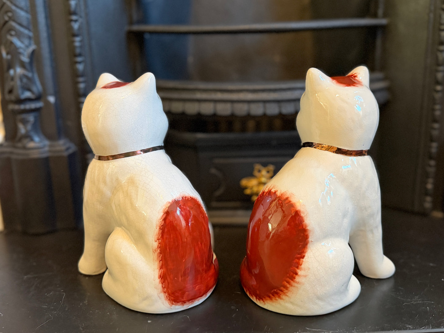 ウィリアム・ケント社、スタッフォードシャーキャットのペア | 赤茶色の柄、C.1940 - 1950年代